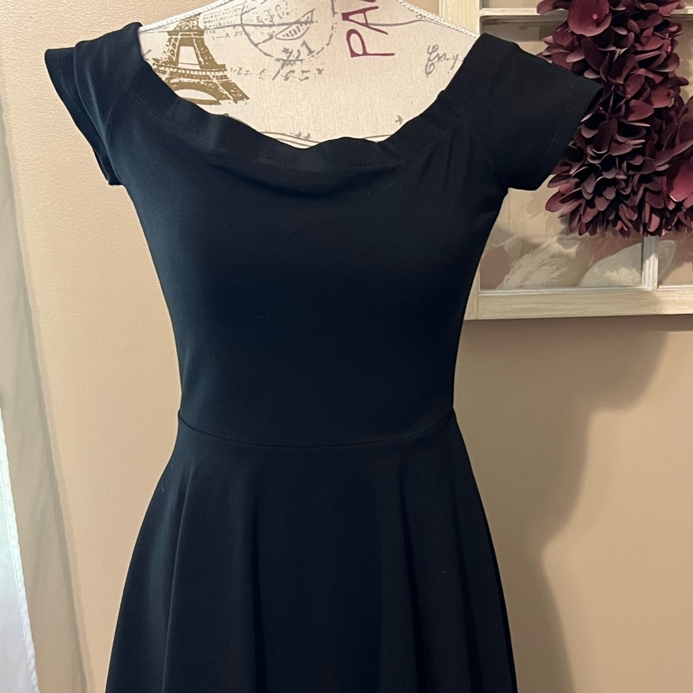 NWOT cap sleeve black dress